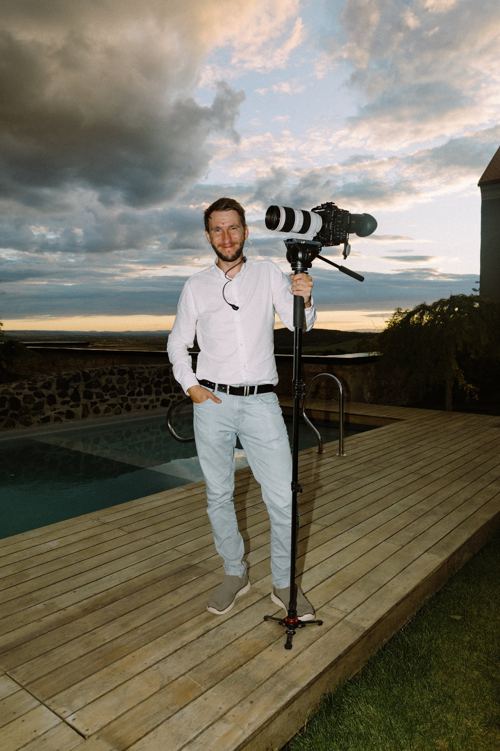 Tomáš Vojíř s filmovou kamerou při večerním natáčení
